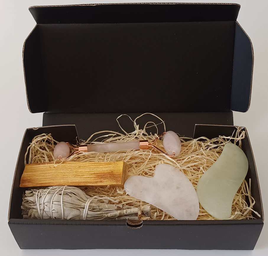 valkosalvia nippu ruusukvartsi kasvo hieronta rulla kvarti gua sha jade hieronta kivi kalifornia palo santo laatikossa heinä