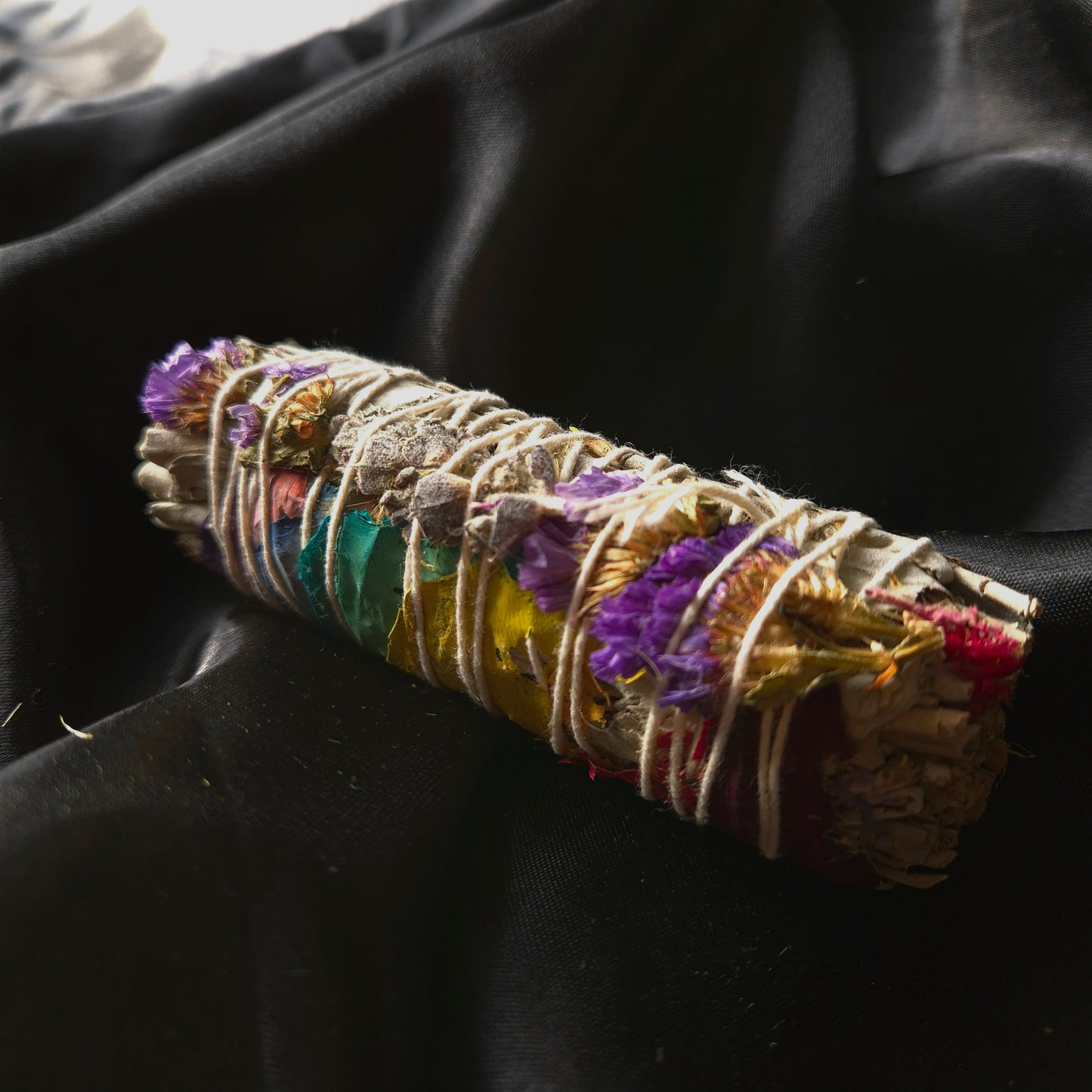 valkosalvia nippu suitsuke kukat chakra